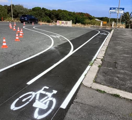 🚲 Ciclabile di Ostia: anello di ritorno poco utile

Alla fine del lungomare Vespucci, a Ostia Ponente, è comparso un anello di ritorno per la ciclabile.

Ma serve davvero?
Secondo molti no: il tratto non migliora il percorso e rischia di creare solo confusione.

🔍 Approfondimento completo qui: