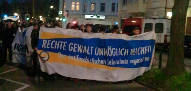 Fronttransparent einer Demonstration mit der Aufschrift "Rechte Gewalt unmöglich machen! Den antifaschistischen Selbstschutz organisieren!"