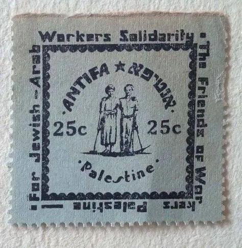 s/w gedruckte "Briefmarke" auf der zwei Arbeiter*innen abgebildet sind. Drumherum steht "Antifa (es folgt ein Wort in hebräisch) Palestine" und "The Friends of Workers Palestine - For Jewish-Arab Workers Solidarity"