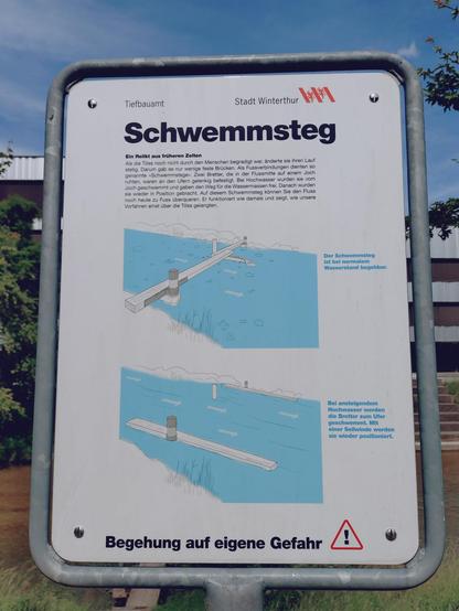 Hier ist eine einfache Beschreibung des Bildinhaltes:

Das Bild zeigt ein Schild mit Informationen zum Schwimmsteg. Es enthält Text und Illustrationen, die schematisch zeigen, wie der Schwimmsteg aussieht. Unten auf dem Schild steht der Hinweis "Benutzung auf eigene Gefahr". Das Schild steht im Freien, und im Hintergrund sind Bäume und ein Gebäude zu sehen.