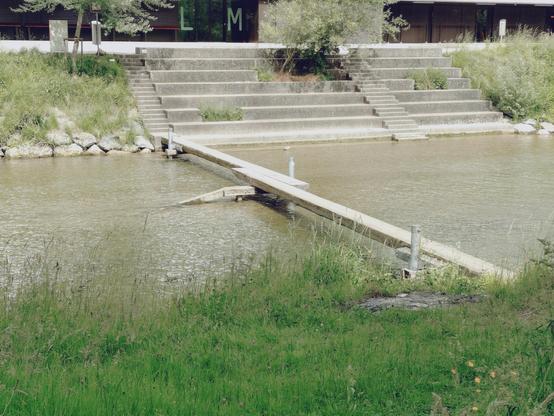 Begehbarer Schwemmsteg über den Fluss Töss
