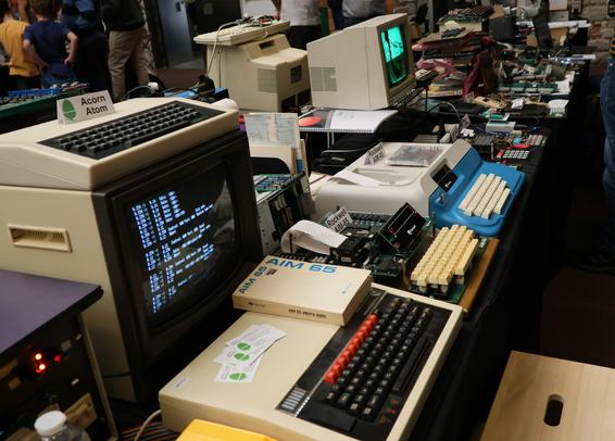 More vintage computers! Beige and CRT monitors as far as the eye can see