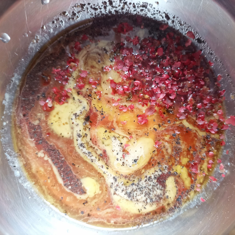Die Zutaten des Dressings in einer. kleinen Schüssel. Es ist ein mäanderndes Bild entstanden.