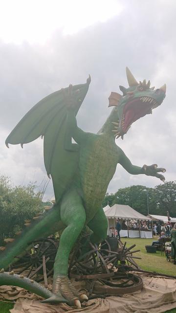 Ein großer grüner Drache, der gefährlich aussieht.
