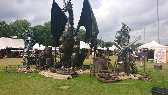 3 Drachenfiguren aus Metall und Schritt teilen zusammen geschweißt. Sie sind ca. doppelt so hoch wie ein Mensch.