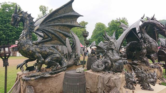 Noch mehr Drachen aus Metal, in verschiedenen Größen und Posen, aber alle eher Gartendeko Größen. Das Metall gibt einen schimmernden, glatten Look.