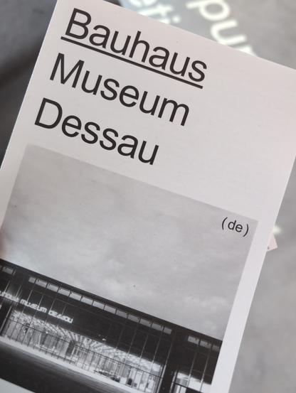Prospekt was beim Eintritt in das Bauhaus Museum Dessau ausgehändigt wird.
