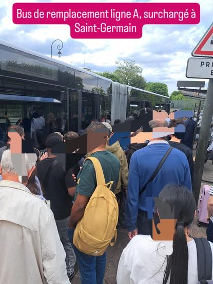 Cohue pour monter dans le bus