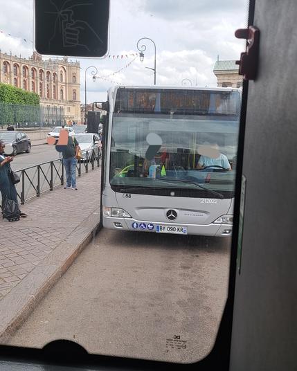 Le bus d'après qui part en même temps !