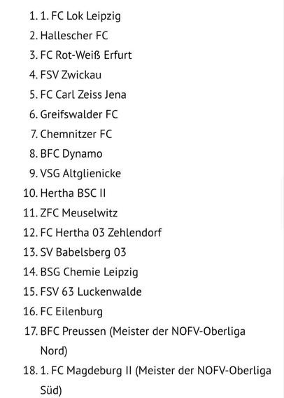 Das Bild zeigt eine Liste von Fußballvereinen, die in der NOFV-Oberliga Nord und Süd spielen. Die Vereine sind in einer numerierten Liste aufgelistet, beginnend mit 1. FC Lok Leipzig und endend mit 1. FC Magdeburg II. Jeder Verein ist mit einer Nummer und seinem Namen versehen. Einige Vereine haben zusätzliche Informationen, wie zum Beispiel "Meister der NOFV-Oberliga Nord" oder "Meister der NOFV-Oberliga Süd". Die Vereine sind aus verschiedenen Regionen Deutschlands, darunter Leipzig, Erfurt, Zwickau, Jena, Greifswald, Chemnitz, Berlin, Meuselwitz, Zehlendorf, Babelsberg, Chemie Leipzig, Luckenwalde, Eilenburg und Magdeburg.