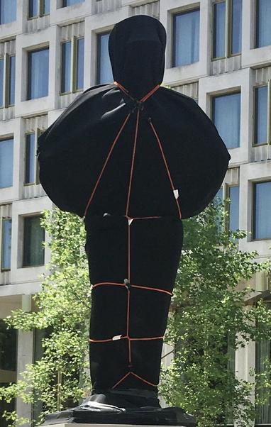 Image shows a statue of a former US President trussed up in a body bag. Picture was taken in Grosvenor Square London yesterday.