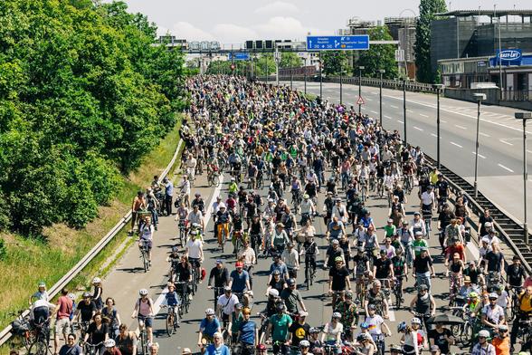 Radfahrende auf der ADFC-Sternfahrt