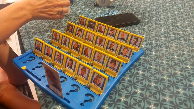 Un jeu de "Qui est-ce ?" où tous les personnages dessinés du jeu initial sont remplacés par des photos des membres de notre famille avec leur prénom en dessous