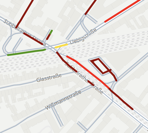 Kartenausschnitt des Open Bike Sensors mit hell- bzw. dunkelrot gefärbten Straßenabschnitten im Bereich Subbelrather Straße, Kreuzung Liebigstraße, Glasstraße, Wißmannstraße und Bahnunterführung