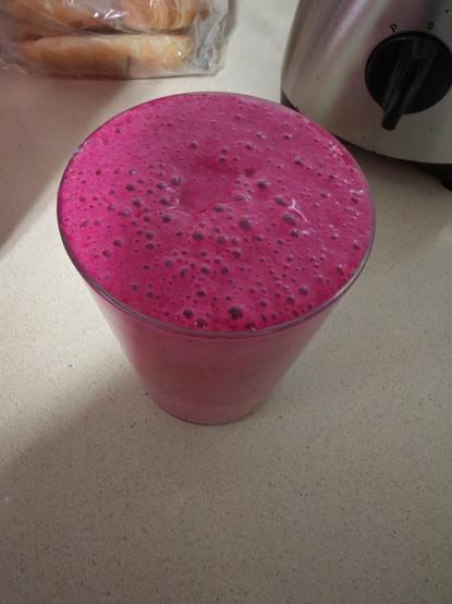 Remolacha, kiwi, jengibre y leche de soja.