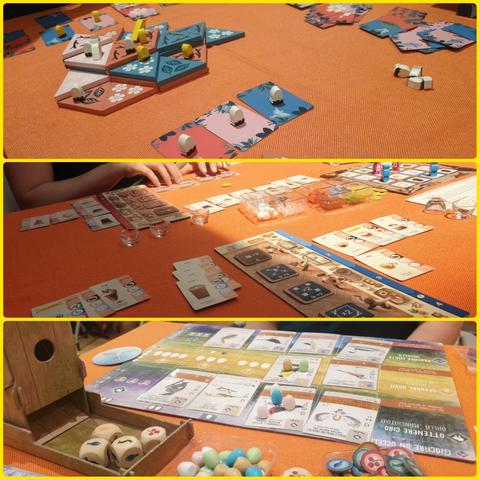 collage di tre foto orizzontali che mostrano tra giochi da tavolo, con pedine, carte e dadi vari