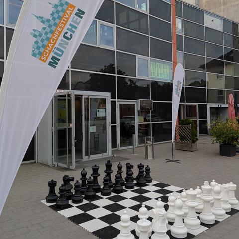 Vor dem Eingang des Kulturhaus Milbertshofen ist ein großes Schachbrett aufgebaut.