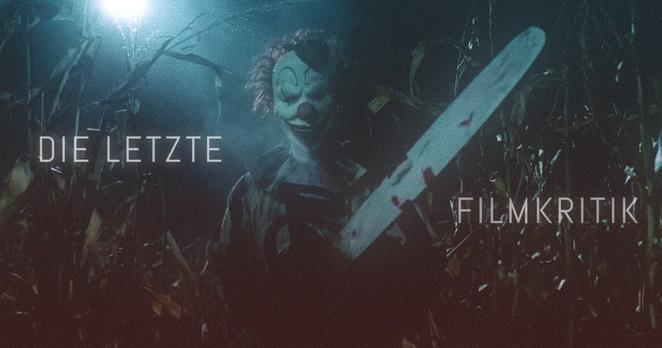 Frendo, das Clownsmaskottchen der Kleinstadt aus dem Film "Clown in a Cornfield", wartet mit einer großen Kettensäge auf seine Opfer und steht dabei nachts... in einem Kornfeld. Coverbild des Podcasts "Die Letzte Filmkritik".