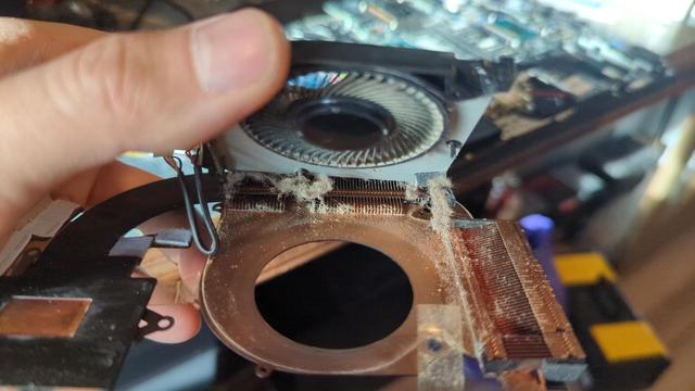 The single-fan side of the same Oryx Pro 5 heat sink. Again, massive amounts of dust clogging both the inlet and outlet radiator fins.