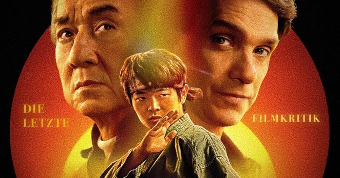 Ben Wang umgeben von Jackie Chan und Ralph Macchio vor einer großen, runden, orange-rötlichen Sonne als Coverbild des Podcasts "Die Letzte Filmkritik" über Karate Kid: Legends.