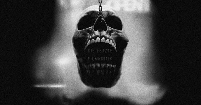 Ein Totenschädel mit weit geöffnetem Mund wurde durch die Nasenhöhlen mit einer Eisenkette an der Decke aufgegangen. Schwarz/Weiß gehaltenes Cover des Podcasts "Die Letzte Filmkritik" über den Horrorfilm "Final Destination 6: Bloodlines" und dessen Vorgänger.
