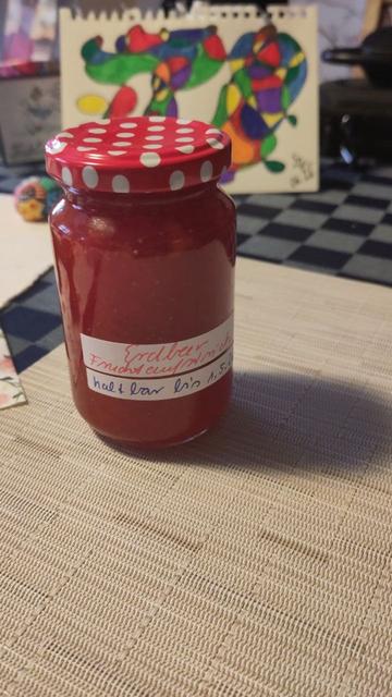 Ein Glas mit Erdbeerfruchtaufstrich