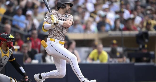 Manny Machado, Tyler Wade get late-game RBIs to lead Padres to win