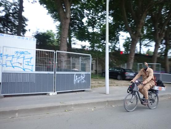 Cycliste sur un vélo de ville avec un cageot à l'arrière