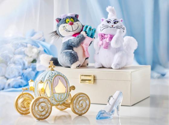 ディズニーストア、シンデレラ新グッズ。猫ルシファーのぬいぐるみ/ガラスの靴の指輪ホルダーほか 「WISHING YOU A LOVELY DAY」