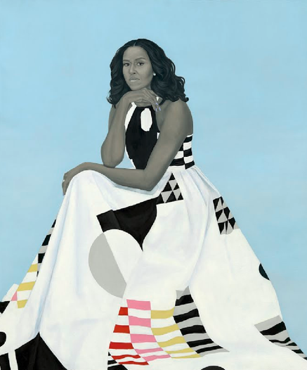 Gemälde
Vor einem hellblauen Hintergrund sitzt Michelle Obama in nachdenklicher Haltung, das Kinn auf eine Hand gestützt. Sie trägt ein langes weißes Kleid, das mit schwarzen und farbigen Vierecken gemustert ist.