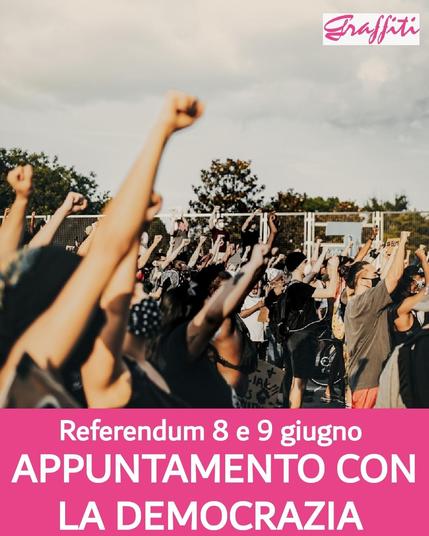Un gruppo di persone manifesta con i pugni alzati, sotto una scritta invita al voto ai referendum dell' 8 e 9 giugno