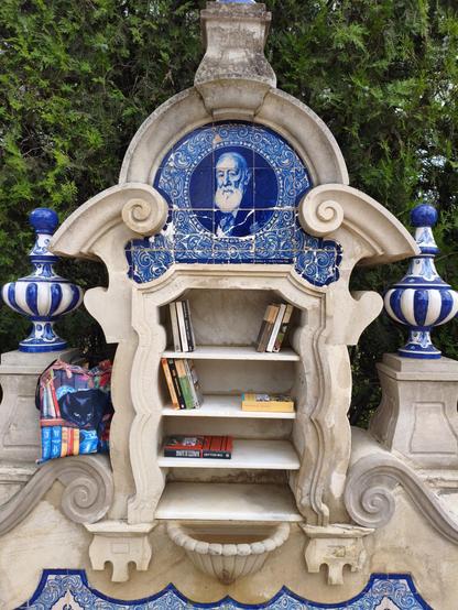 Glorieta de Rodríguez Marín con los estantes llenos de libros.