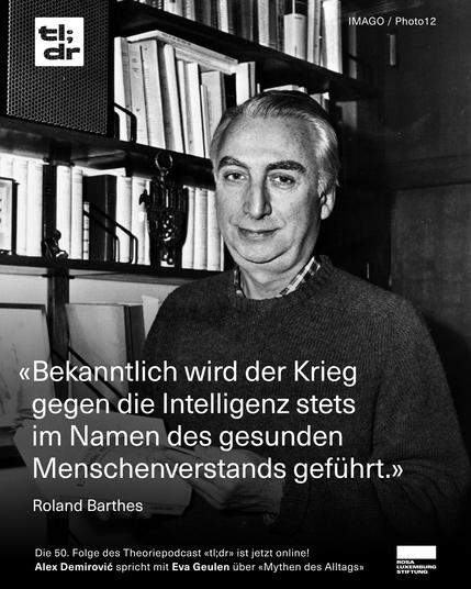 Das Schwarzweißfoto zeigt Roland Barthes in einem Bücherzimmer – Symbol der Intelligenz, des Denkens, der Sprache.
Über dem Bild steht sein Zitat:
„Bekanntlich wird der Krieg gegen die Intelligenz stets im Namen des gesunden Menschenverstands geführt.“
Das Bild wirkt wie ein stilles Mahnmal: Die Bücher hinter ihm repräsentieren Reflexion, Tiefe, Analyse – im scharfen Kontrast zur heutigen Oberflächenkultur.
Es ist ein Porträt der intellektuellen Würde – in einer Zeit, in der Dummheit laut ist und sich zur Norm erhebt.

⸻

📸 Image Description (English):

The black-and-white photo shows Roland Barthes in a room full of books – a symbol of intellect, critical thinking, and language.
Overlayed is his quote:
“It is well known that war against intelligence is always waged in the name of common sense.”
The image stands as a quiet memorial: the books behind him signify depth, reflection, and analysis – in sharp contrast to today’s culture of superficiality.
It’s a portrait of intellectual dignity in an age where ignorance is loud and becoming the norm.🖖