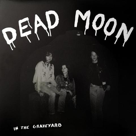 Pochette du premier album des Dead Moon, In the Graveyard, toute en obscurité avec leur nom en lettres blanches comme sanguignolantes, le trio au centre