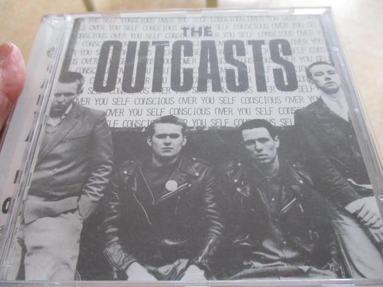 The Outcast, réédition du Captain Oi! de leur 1er album Self-Conscious Over You où apparaît le groupe en n&B