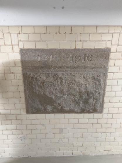 Der Grundstein der Deutschen Nationalbibliothek in Leipzig dort im Keller in einer Wand. Eingemeißelt ist die Bauzeit: "1914-1916".