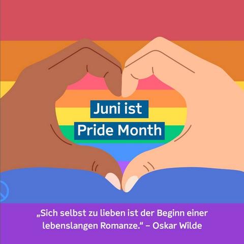 Progress Pride Flagge mit den typischen Regenbogenstreifen. Darauf der Text "Juni ist Pride Month" und Zitat von Oskar Wilde: "Sich selbst zu lieben ist der Beginn einer lebenslangen Romanze."