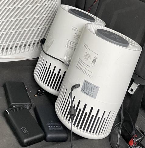 Zwei Taotronics TT-AP001 Luftreiniger mit Powerbanks und 12V PD Triggerkabel.