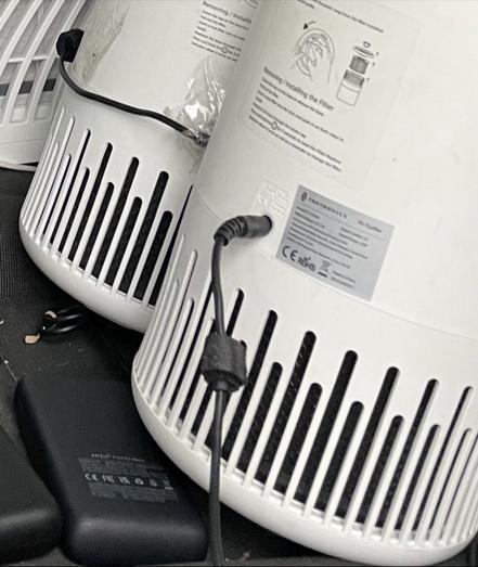 Zwei Taotronics TT-AP001 Luftreiniger mit Powerbanks und 12V PD Triggerkabel.
