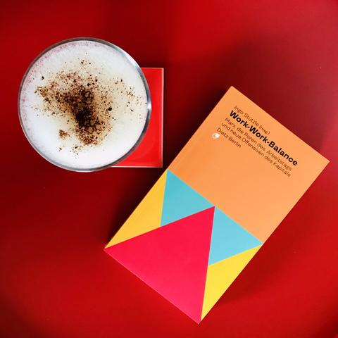 Pause! Kaffee o.a. in die Hand! Lesen! Wir legen euch ans Herz: „Work-Work-Balance“, herausgegeben von Ingo Stützle. Unterzeile: „Marx, die Poren des Arbeitstags und neue Offensiven des Kapitals“
