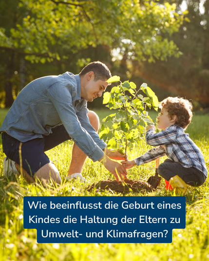 Das Bild zeigt einen Vater, der mit seinem kleinen Sohn ein Bäumchen pflanzt. Sie tun dies auf einer Wiese, im Hintergrund stehen weitere Bäume. Die Sonne scheint. Dazu die Überschrift: "Wie beeinflusst die Geburt eines Kindes die Haltung der Eltern zu Umwelt- und Klimafragen?"
