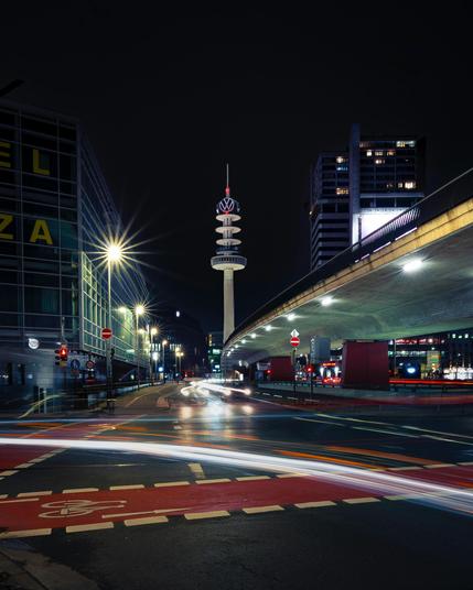 Verkehrsreiche Straße in Hannover bei Dunkelheit (Bildquelle: plus-minus/Pexels)