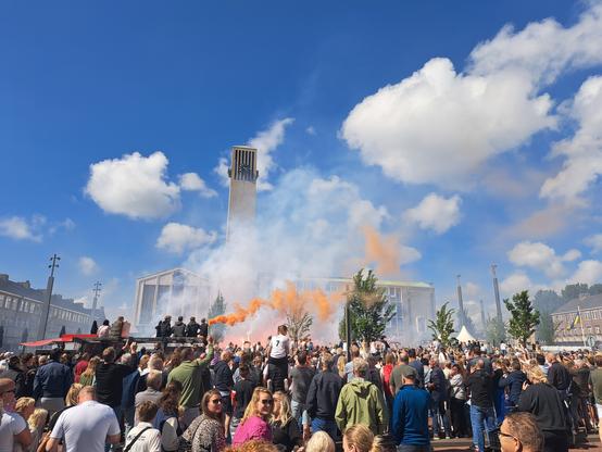 Zicht op het stadhuis van de gemeente Velsen tijdens de huldiging van Telstar op 2 juni 2025. Veel mensen en veel witte rook.