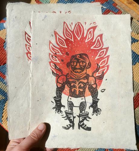 Linogravure d'un personnage en slip, grosses bottes à lacets, gants et haut d'armure, cheveux longs et tête hagarde. Une grosse flamme s'échappe de son slip et lui chauffe tout le haut du corps.