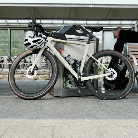 Rose Gravelbike mit hohen Felgen und platten Hinterrad.