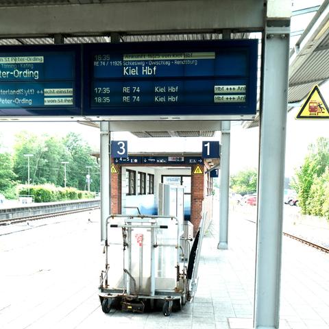 Anreise am Bahnsteig zeige, dass Züge stündlich nach Kiel fahren.