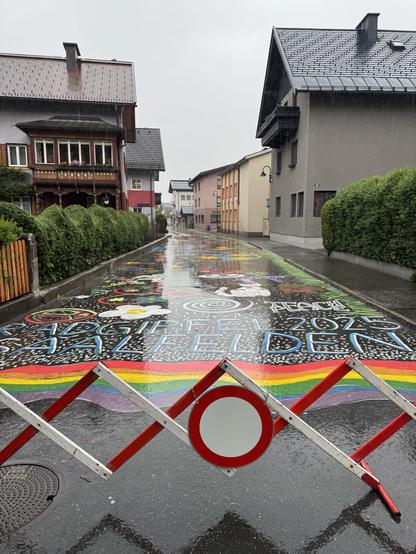 Schriftzug au einer bunt bemalten Straße: Radgipfel 2025 Saalfelden