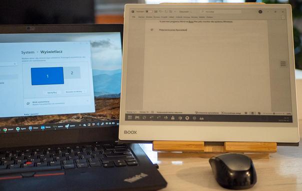 Zdjęcie 13-calowego czytnika Onyx Boox Note Max z aplikacją Worda, obok jest laptop z systemem Windows i ustawieniami dwóch monitorów.