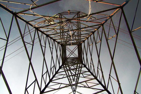 lineas creadas de una antena de luz electrica