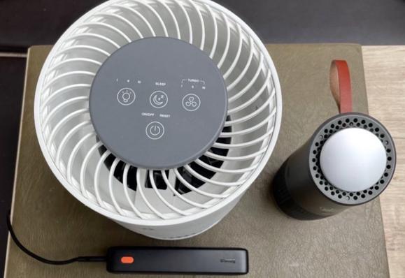 Links: Taotronics TT-AP001 Luftreiniger mit 12V PD Triggerkabel und 20k Powerbank.
Rechts: ToGo Luftreiniger.